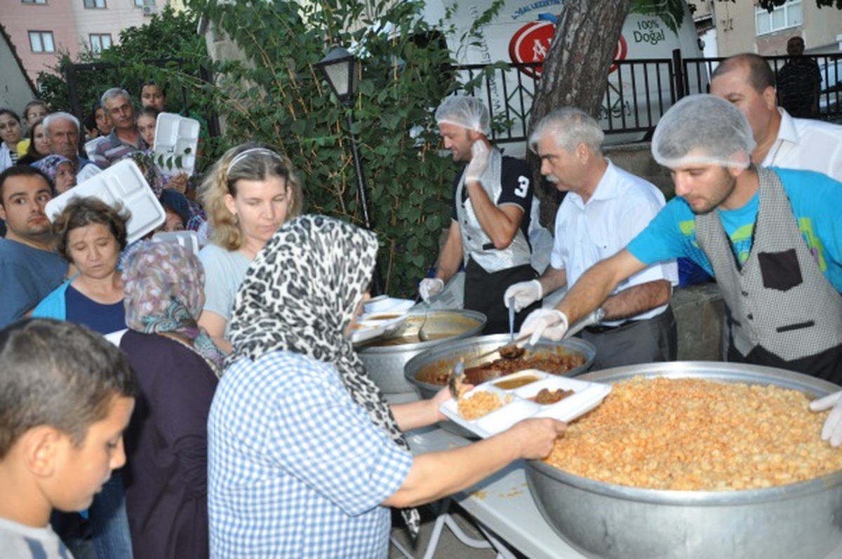 Keşan Belediyesi\'nin İlk İftarı Hersekzade Ahmet Paşa Camii\'nde Verildi