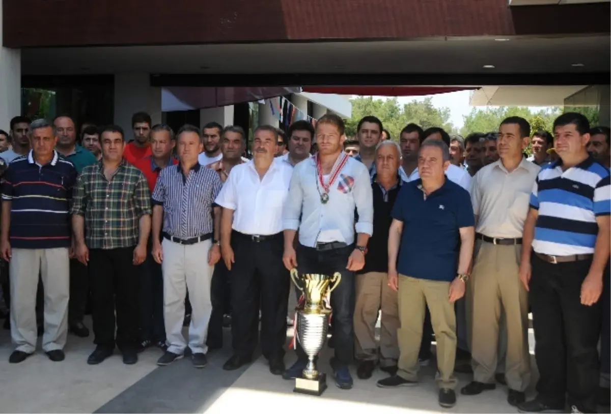 Konyaltı Belediyesi Sporcusu Balaban\'ı Karşıladı