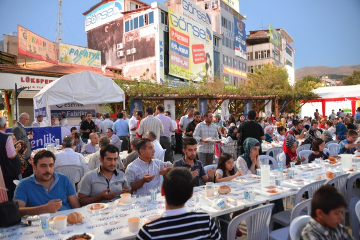 Malatya Belediyesi\'nden İftar Yemeği İkramı