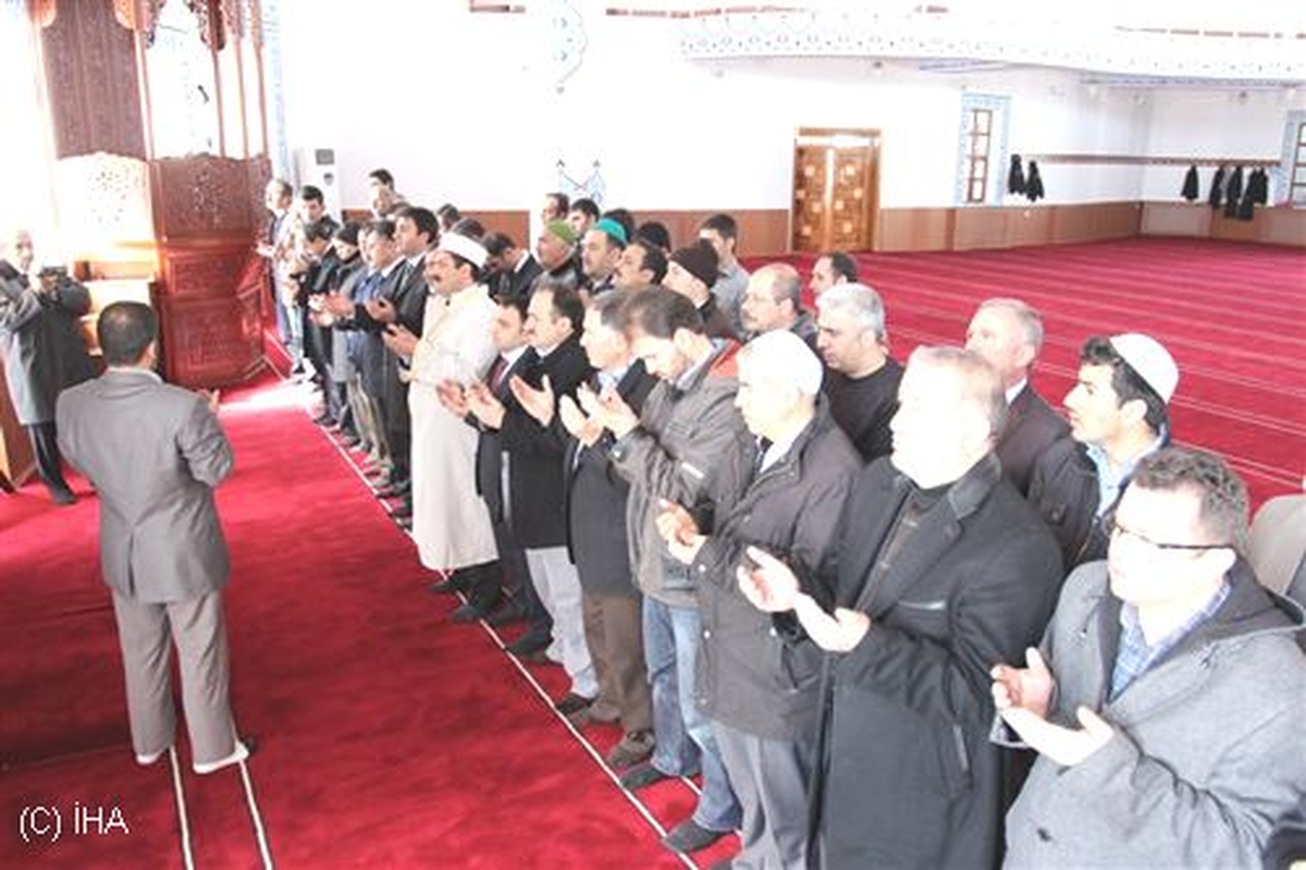 Mısır\'da Hayatını Kaybedenler İçin Namaz Kılındı