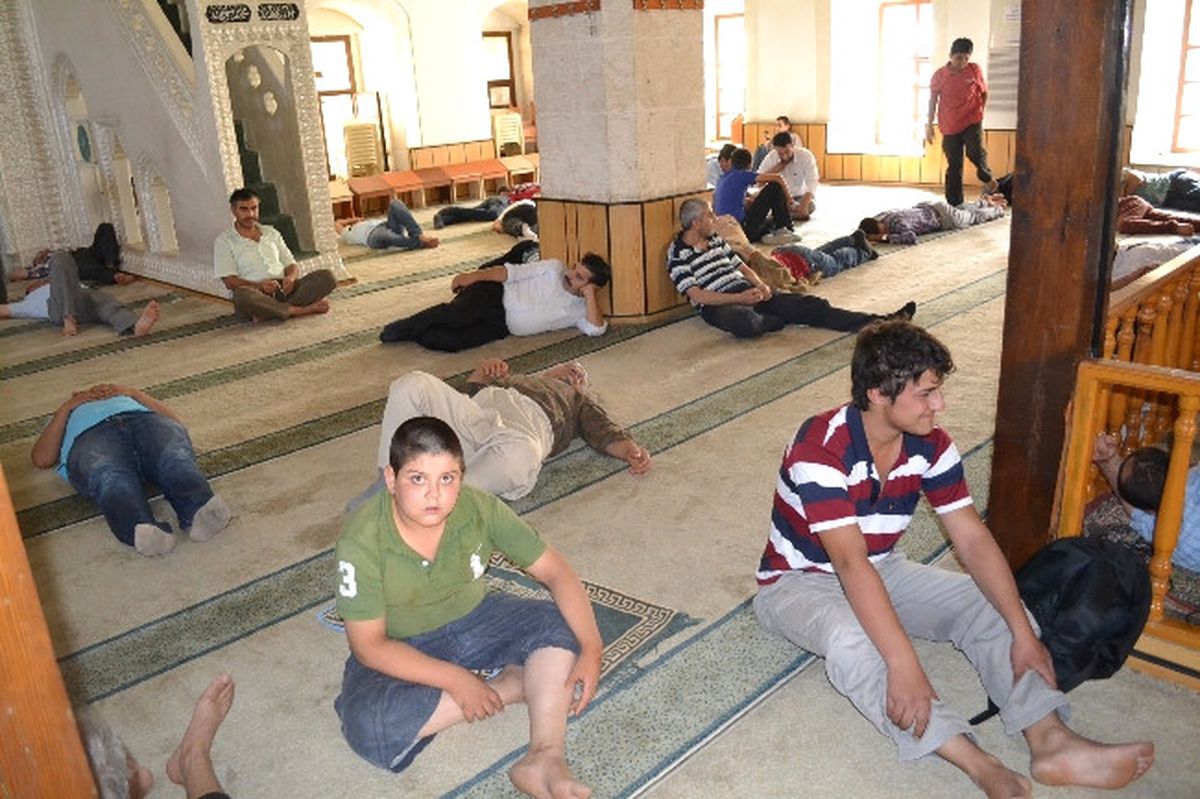 Namaz Sonrası Camiler Otele Döndü