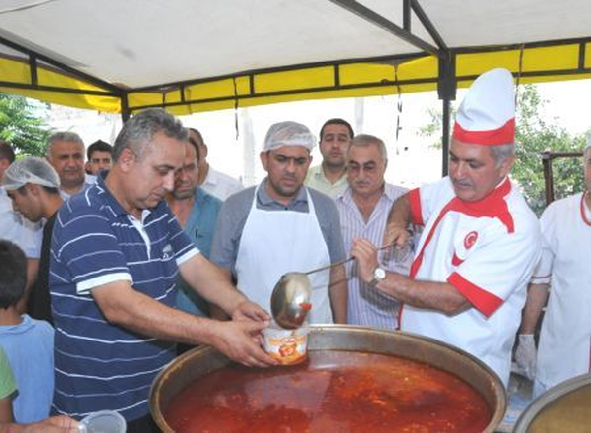 Başkan Kara, Aşçı Elbisesiyle Yemek Dağıttı