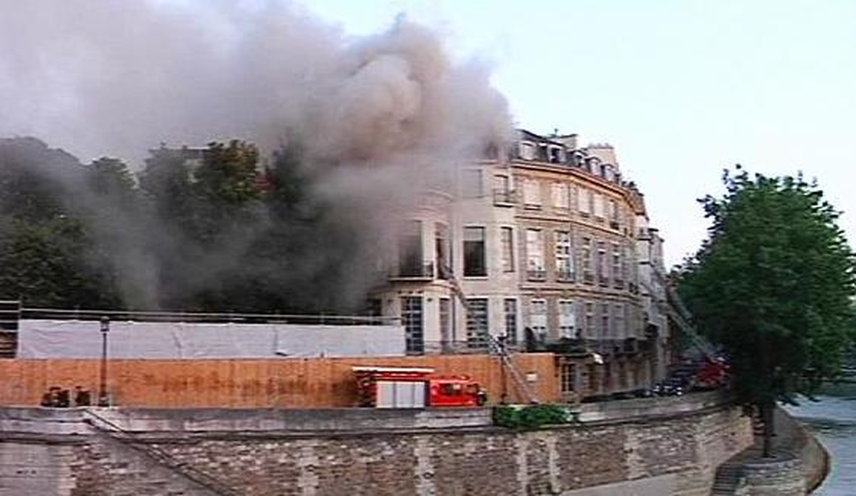 Paris\'te 373 Yıllık Tarihi Konakta Yangın Çıktı