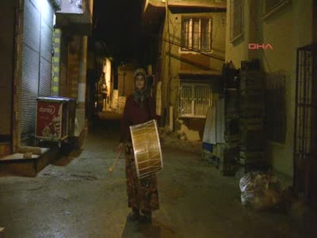 Ramazan Davulcusu Ayşe Teyze, Görev Başında