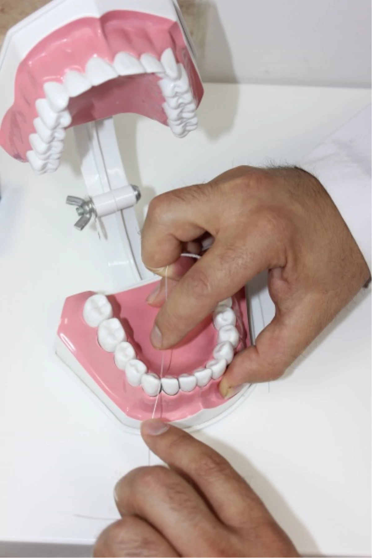 Sağlıklı Dişler İçin Diş İpinin Önemi Büyük
