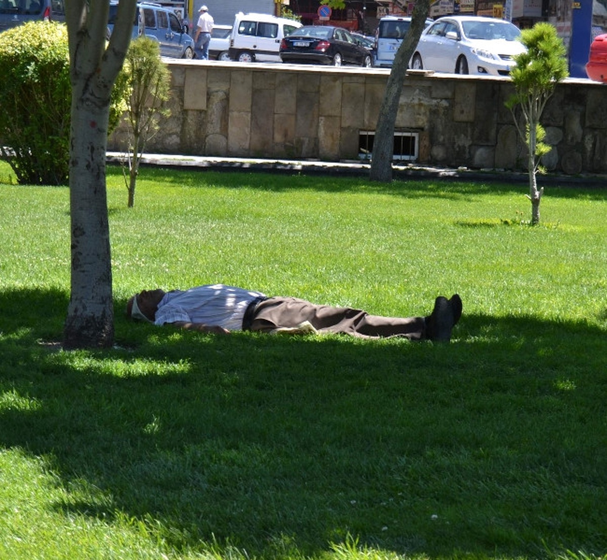 Sıcaklardan Bunalan Vatandaşlar Park ve Camilere Akın Etti