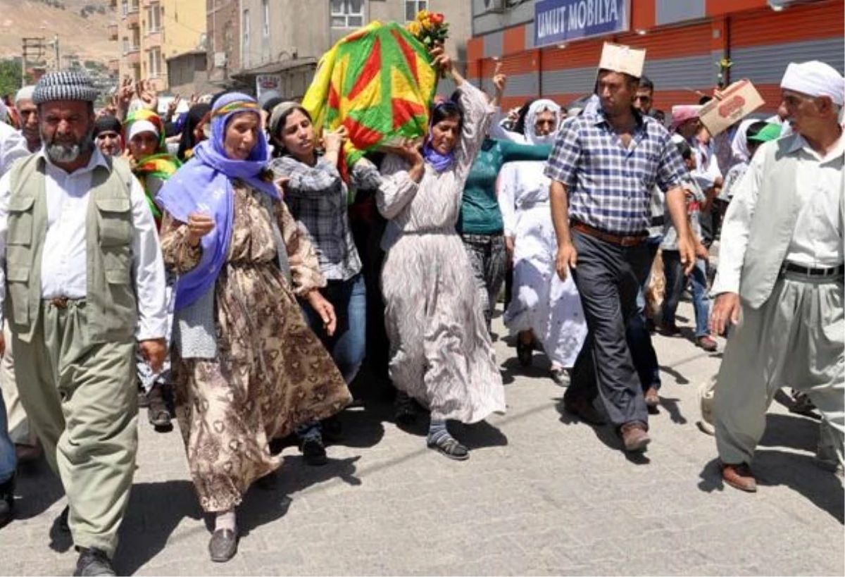 Kadın PKK\'lının Cenazesini Kadınlar Taşıdı