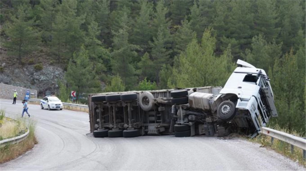 Sivas\'ta Hurda Demir Yüklü Tır İki Otomobile Çarptı: 2 Ölü, 7 Yaralı