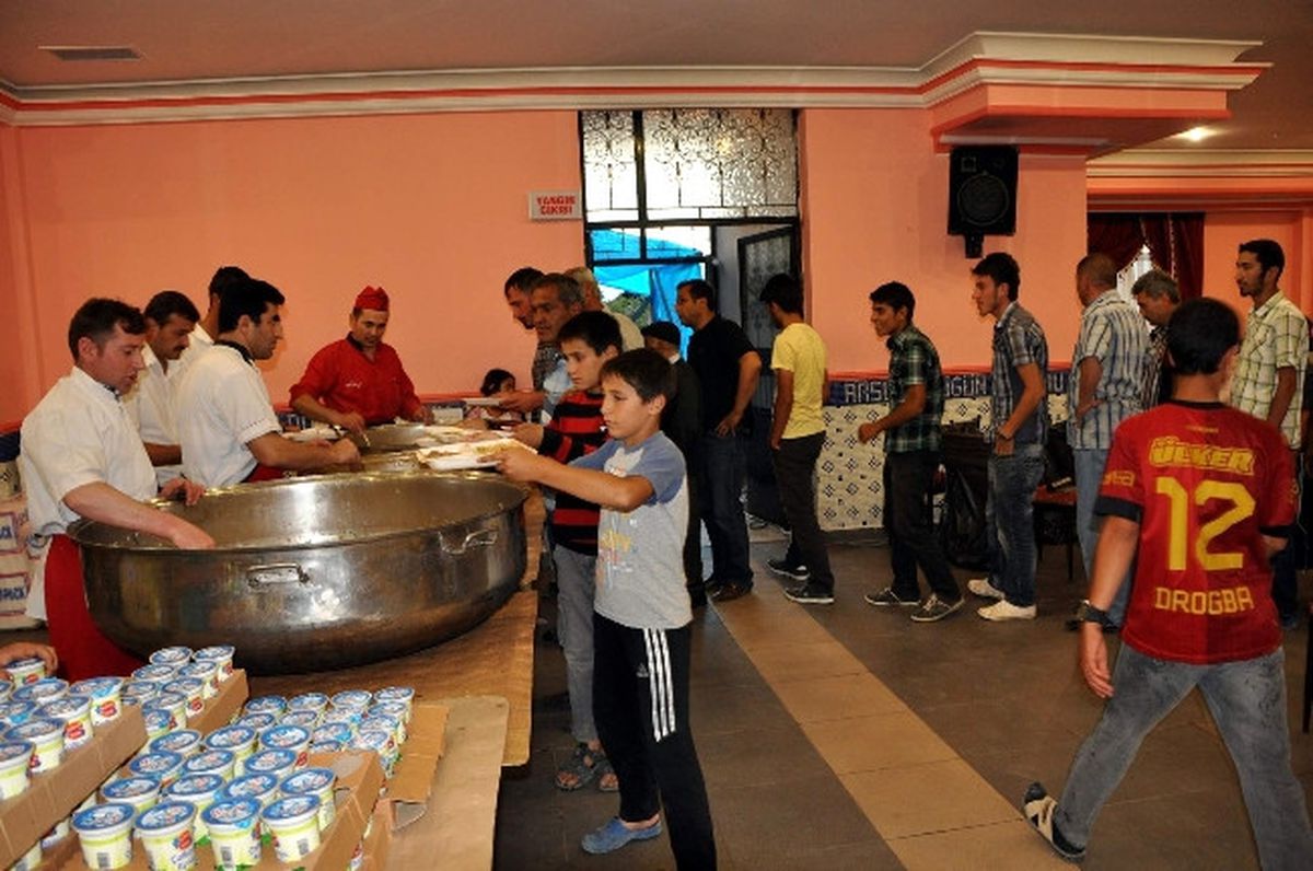 Suşehri\'nde Her Gün Bin Kişiye İftar Sofrası Kuruluyor