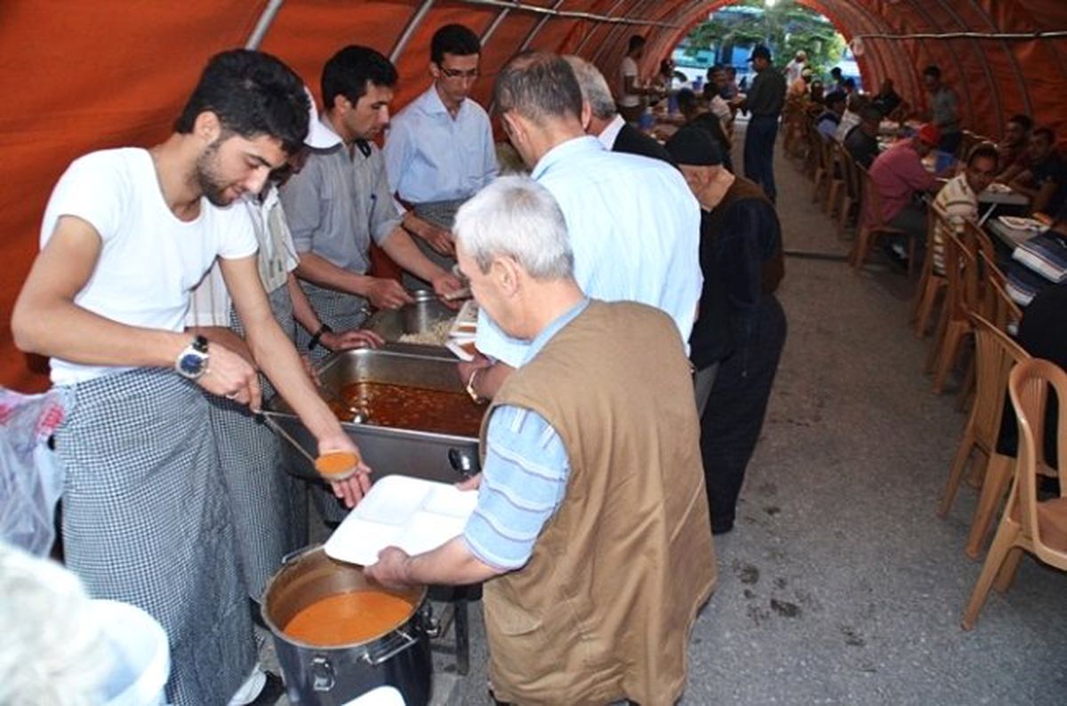 Tosya\'da Son Defa Kurulan İftar Çadırına Sazı Eline Alan Geldi