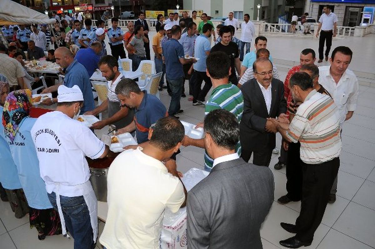 Trabzon Belediye Başkanı Gümrükçüoğlu İlk İftarını İftar Çadırında Açtı