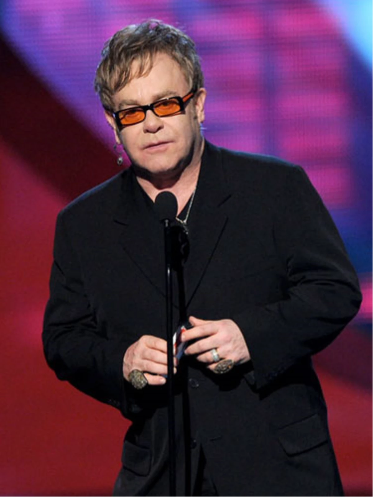Ünlü Şarkıcı Elton John, Ölümden Döndüğünü Açıkladı