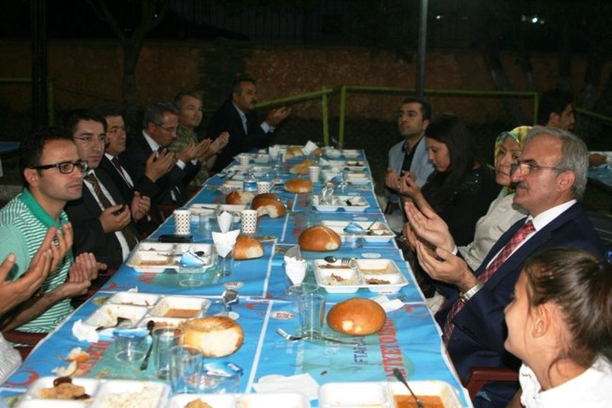 Vali Karaloğlu İlk İftarını Çadırda Açtı