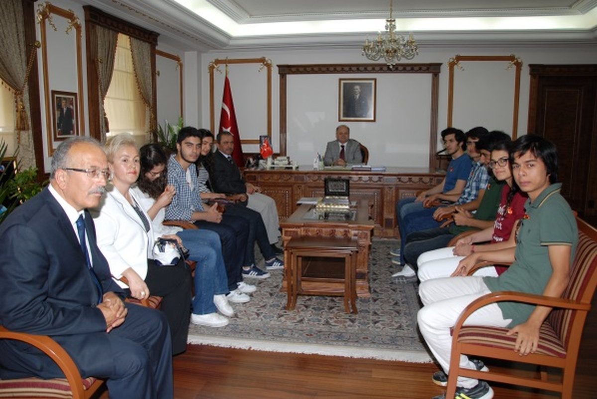 Valimiz Başarılı Öğrencileri Ödüllendirdi