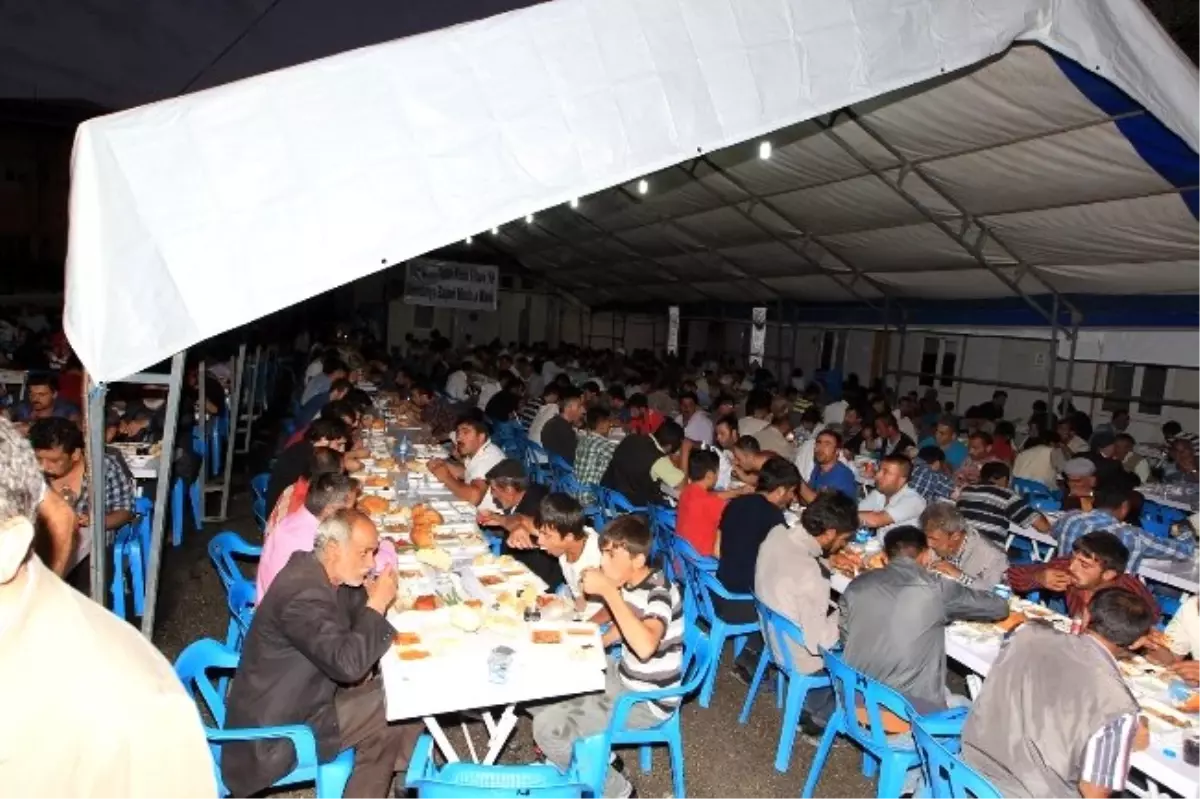 Van Belediyesi Yüzlerce Vatandaşı İftarda Misafir Etti