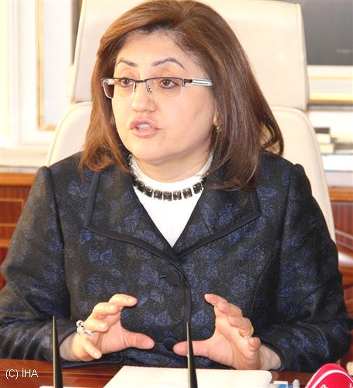 AK Parti\'li Aslan\'ın Kadın Parlamento Muhabirlerine Yönelik Sözleri