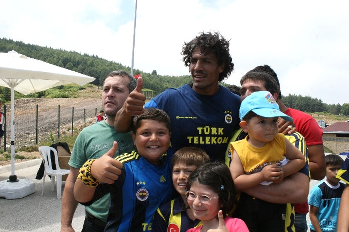 Alves ve Kuyt\'a Taraftarlardan Büyük İlgi