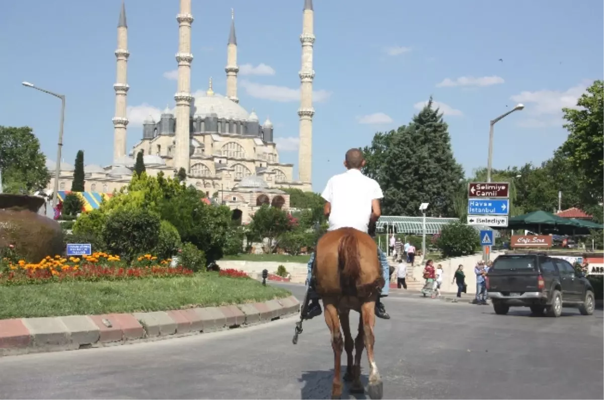 Atıyla Işıklarda Bekledi, Araçlarla Yol Aldı