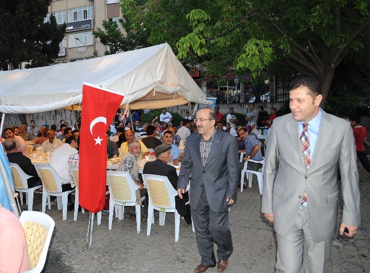 Başkan Gümrükçüoğlu Ramazanın İkinci Gününde Orucunu, Meydan\'da Kurulan İftar Çadırında...
