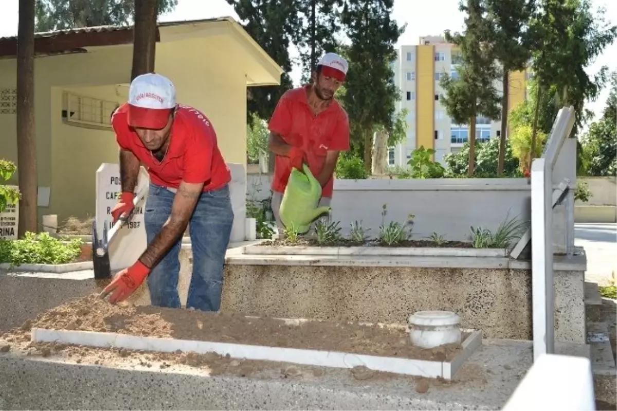 Çiğli\'de Mezarlıklara Ramazan Temizliği...