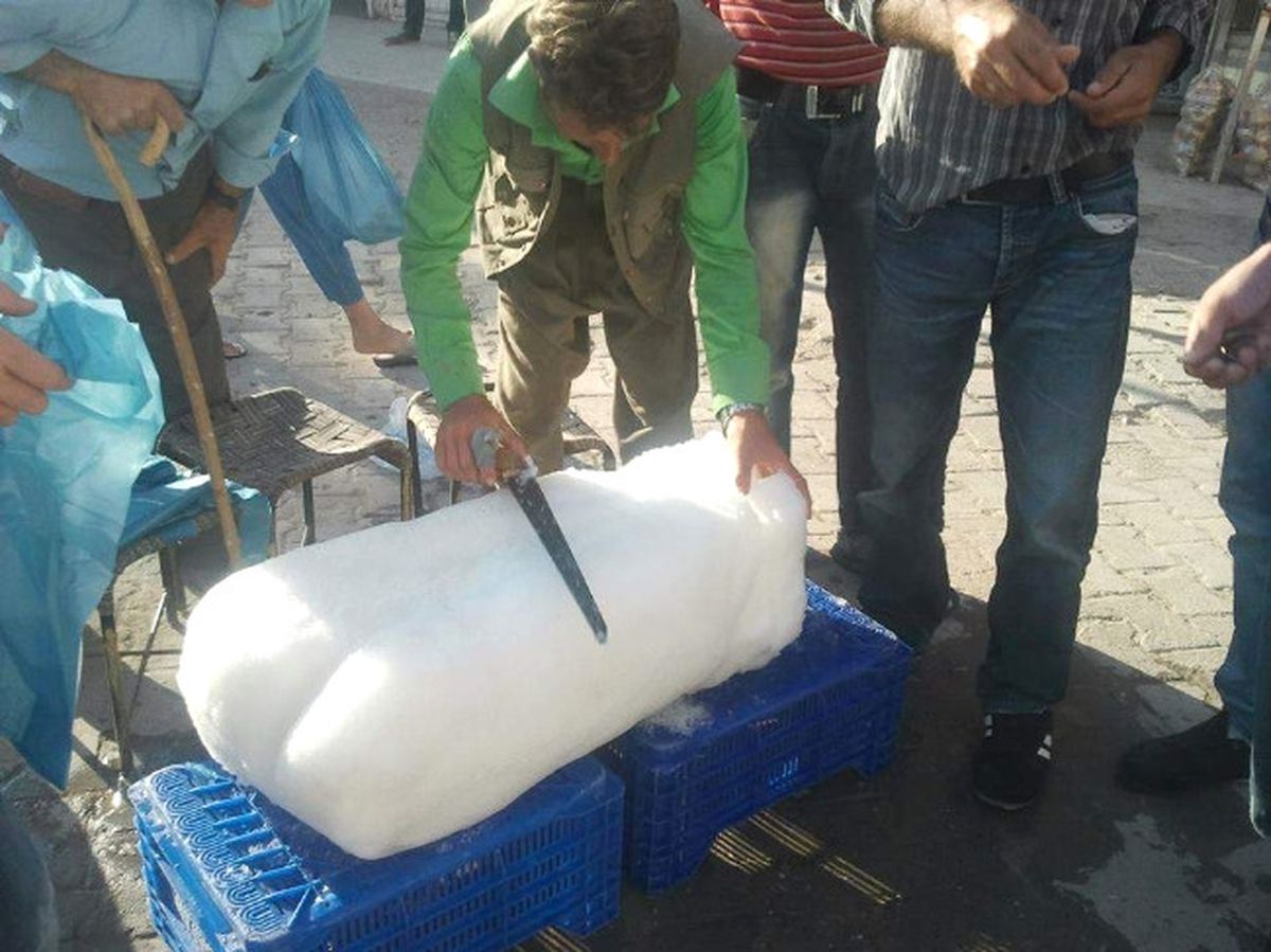 Çırav Dağı\'nda Toplanan Karlar Eruh\'ta Satılmaya Başlandı