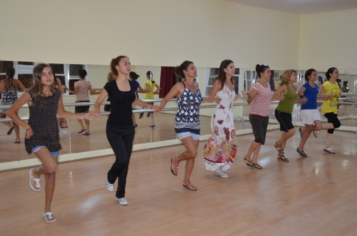 Dikili Belediyesi Folklor Festivalinde
