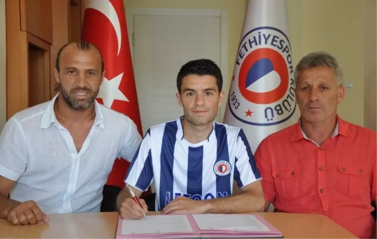 Fethiyespor\'da Üç İmza