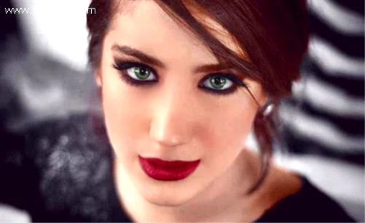 Hazal Kaya\'ya Sürpriz Partner!