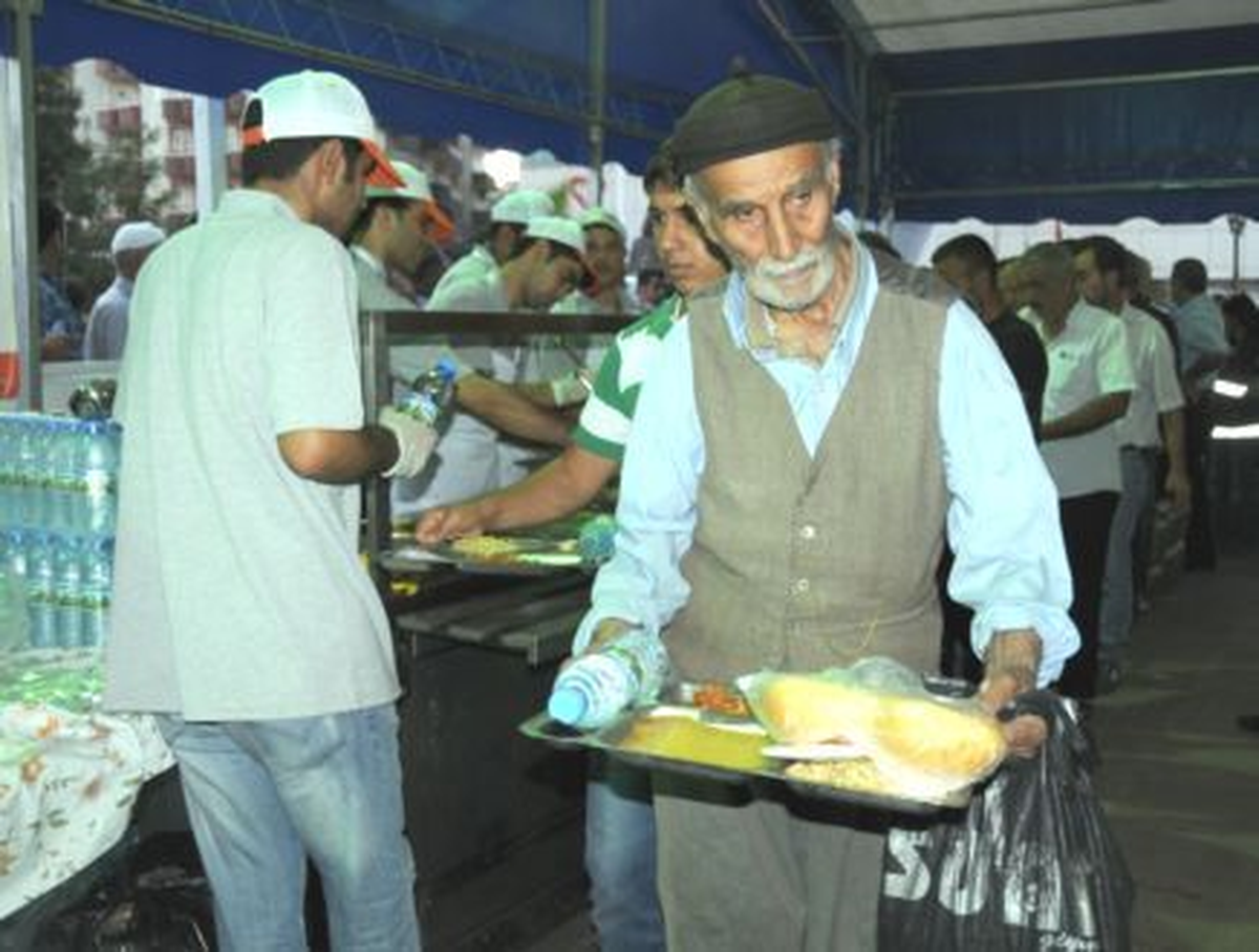 İftar Çadırlarında Oruçlarını Açtılar
