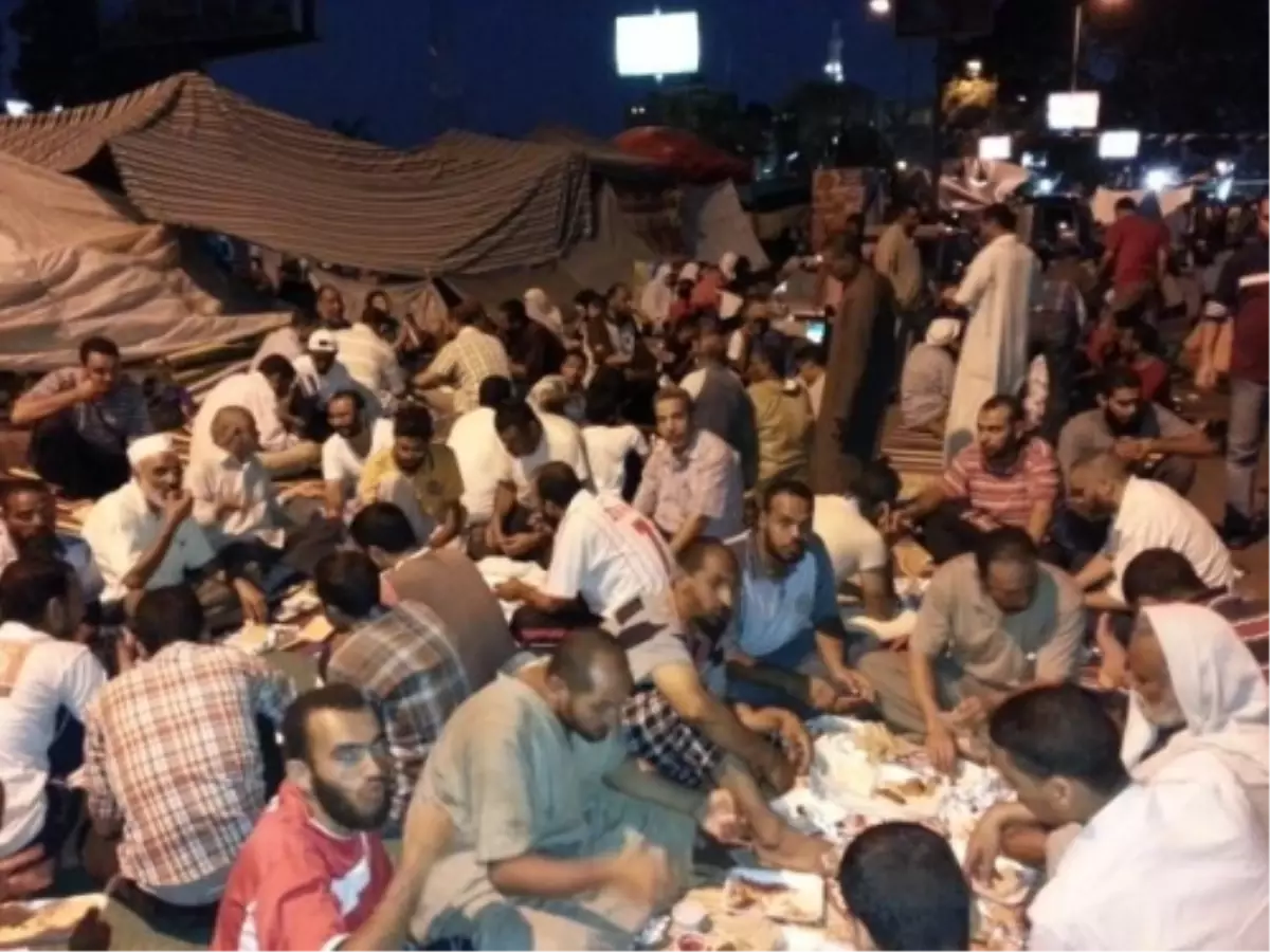 İHH; Rabiat\'ül Adeviyye Meydanı\'nda 10 bin Mısırlıya iftar verdi
