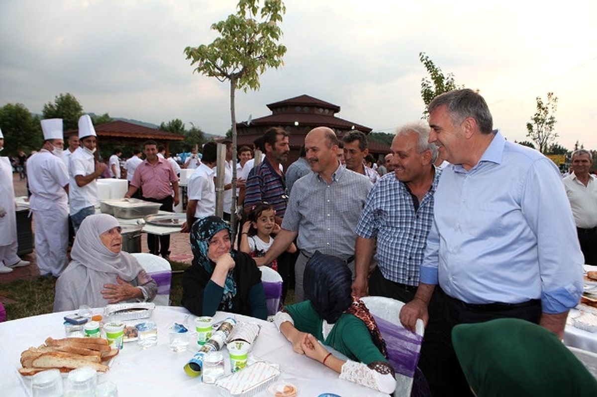 İlk Kardeşlik Sofrası Karapürçek\'te Kuruldu