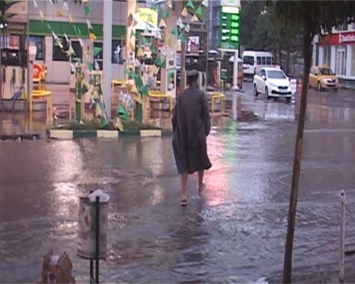 Kars\'ta 10 Dakika Yağan Yağmur Caddeleri Göle Çevirdi