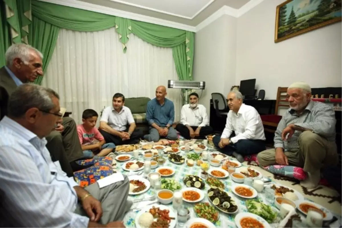 Başkan Öz, Halkın Sofrasında Oruç Açtı