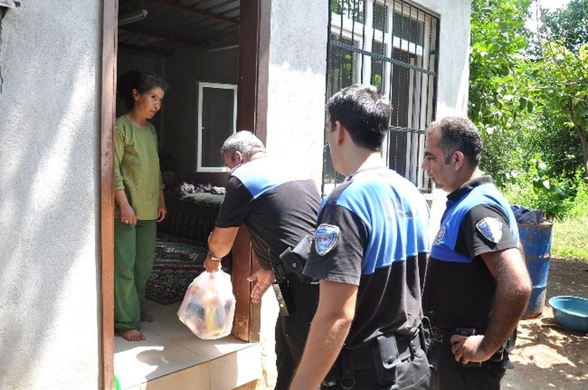 Kozan\'da Polis "Dost Eli" ile 300 Aileyi Sevindirdi