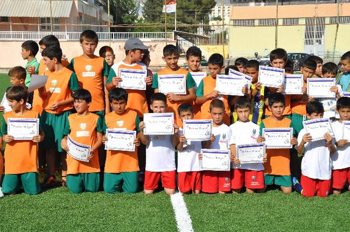 Kozan\'da Yaz Futbol Okulu Sona Erdi