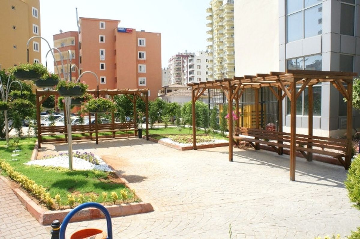 Mezitli Belediyesi'nin Yanındaki Eski Bina Yıkılarak Yeşil Alana Dönüştürüldü