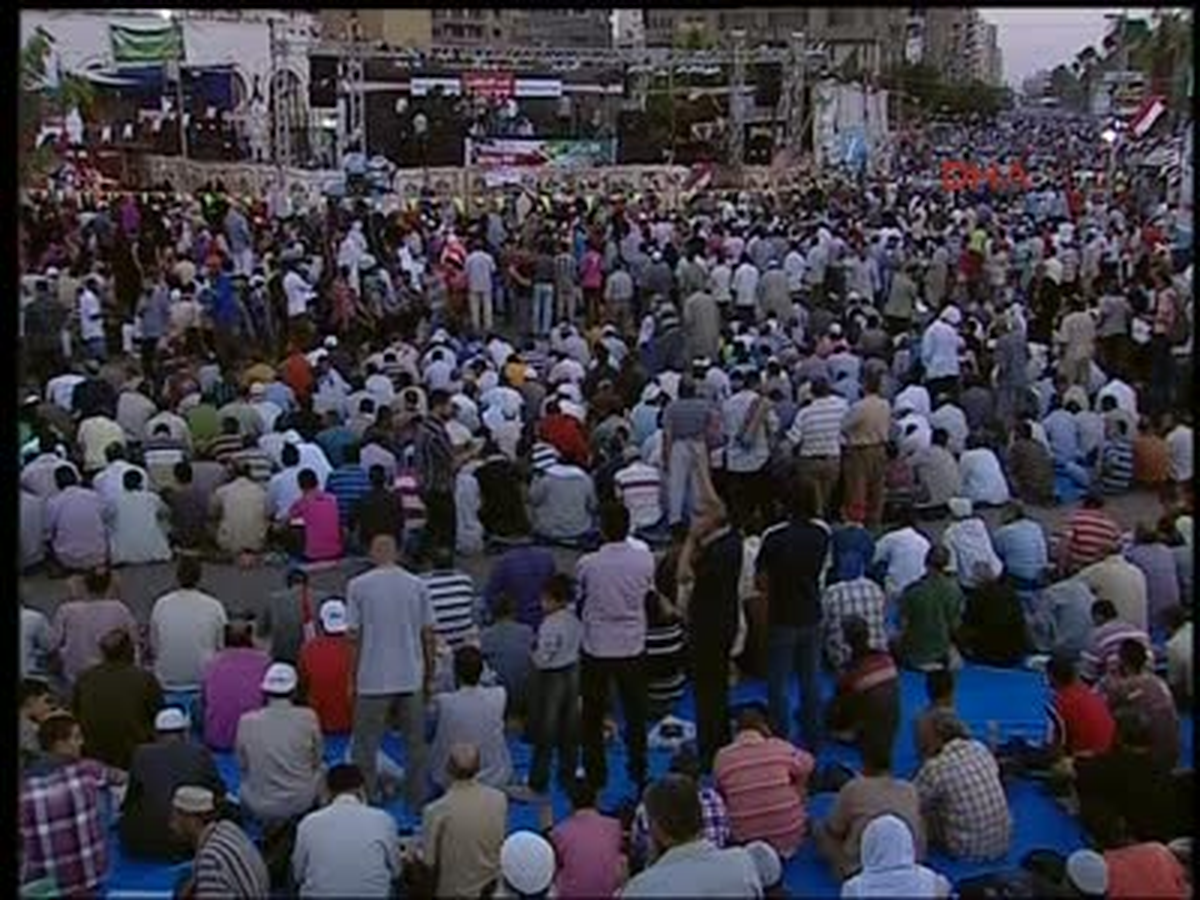 Mursi Taraftarları Adeviye\'de Toplu Namaz Kıldı