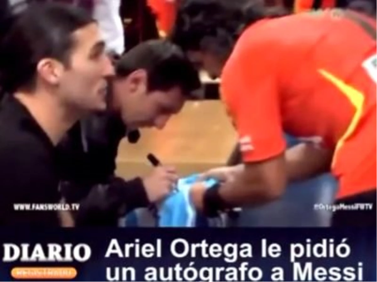 Ortega Messi\'den İmza İstedi