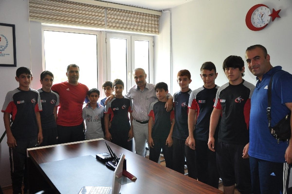 Şampiyon Güreşçiler Manisa\'nın Gururu Oldu