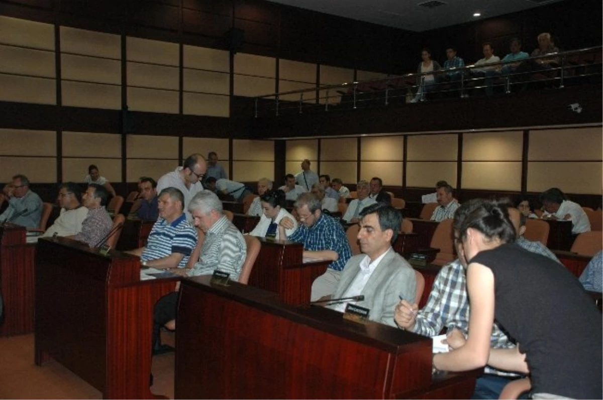 Saygı Duruşunu Protesto Etti