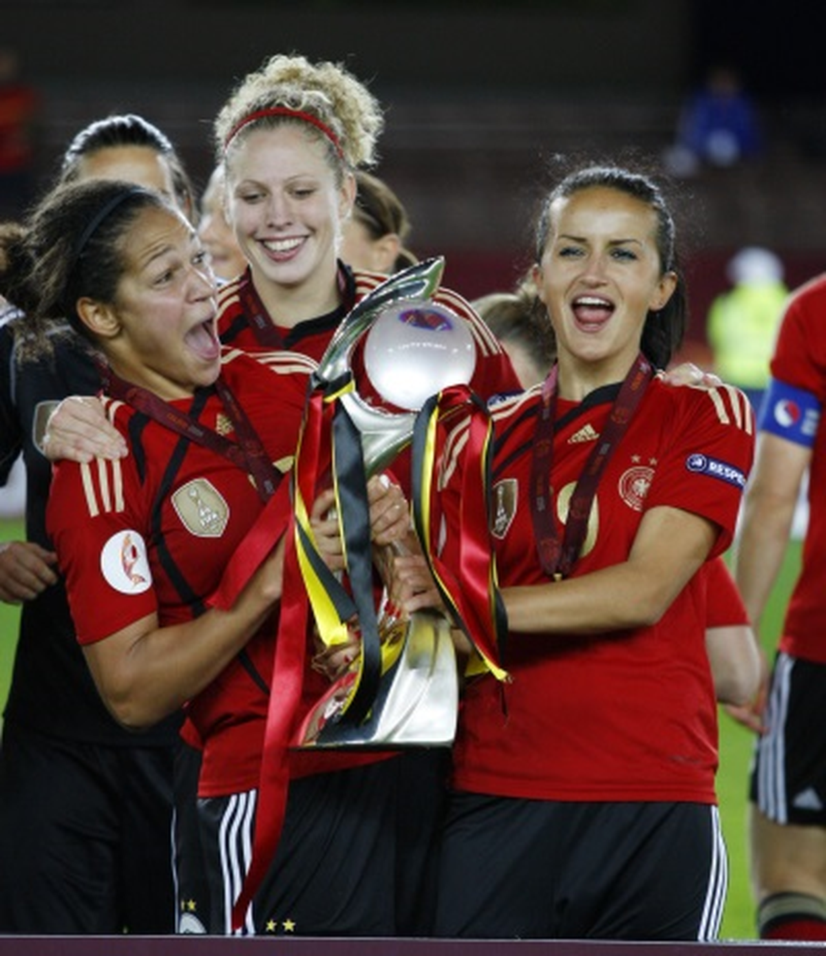 Sharp, Uefa Bayanlar Euro 2013\'Ün Ana Sponsoru
