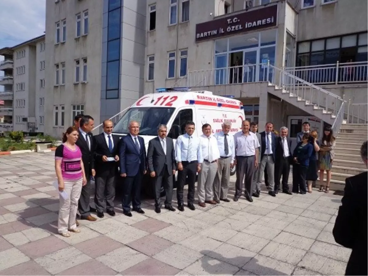 Vali Çınar İl Sağlık Müdürlüğüne Ambulans Teslim Etti