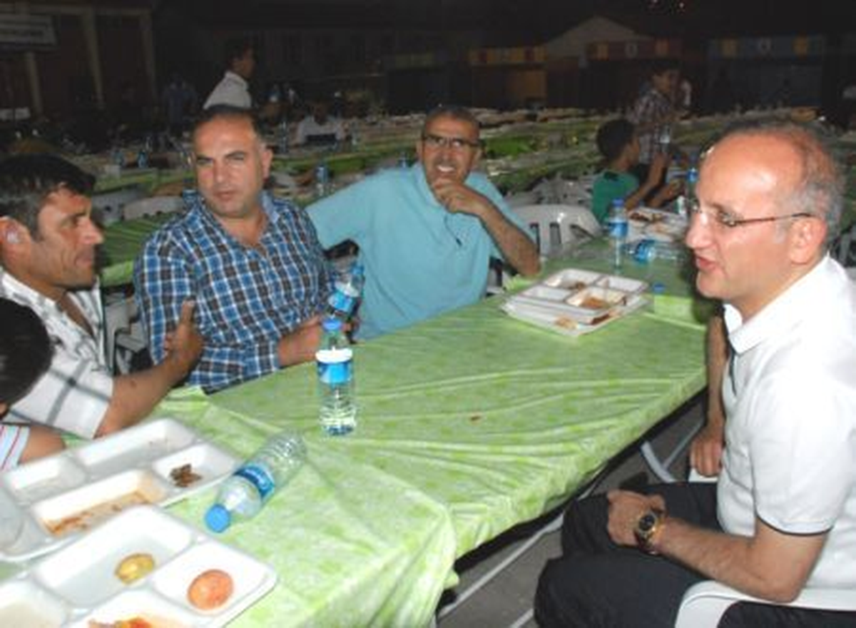 Vali ve Belediye Başkanı İftar Çadırında Halkla Buluştu