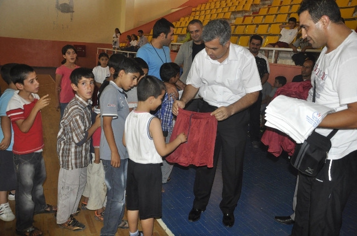 700 Öğrenciye Spor Malzemeleri Hediye Edildi