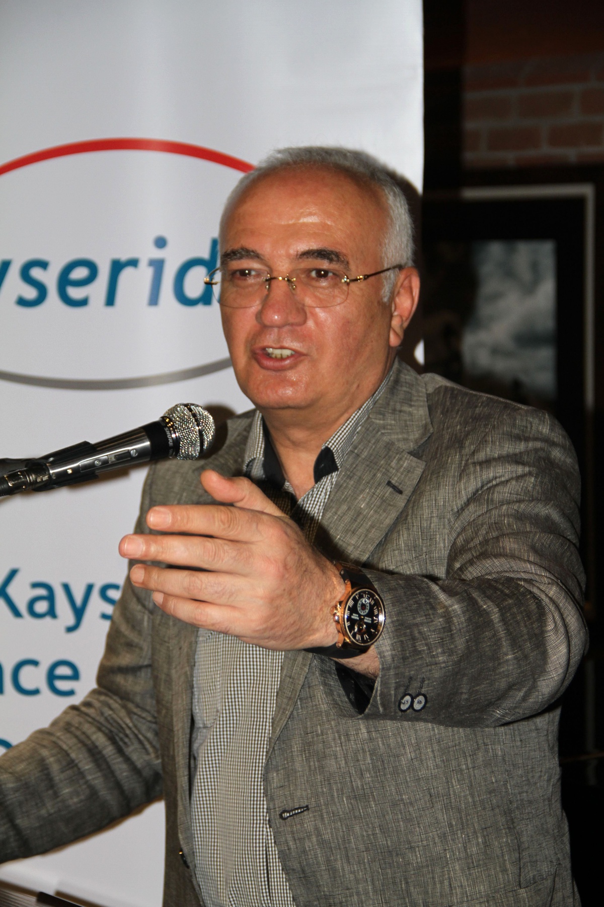 AK Parti\'li Elitaş, Gazetecilerin Sorulaını Yanıtladı