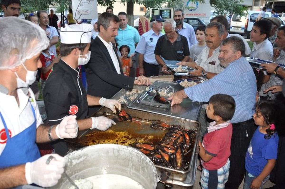 Başkan Tahmazoğlu İftar Çadırında Yemek Dağıttı