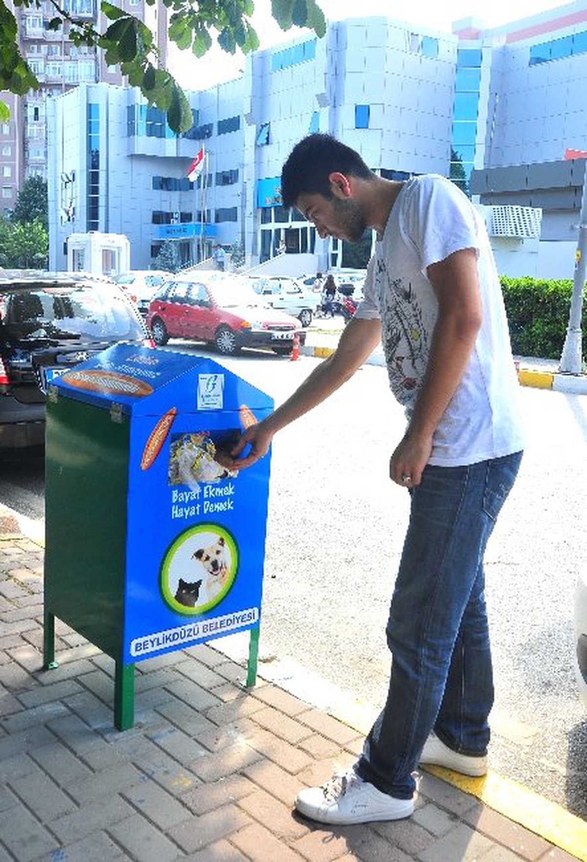 Bayat Ekmekler Hayvanlar İçin Toplanıyor