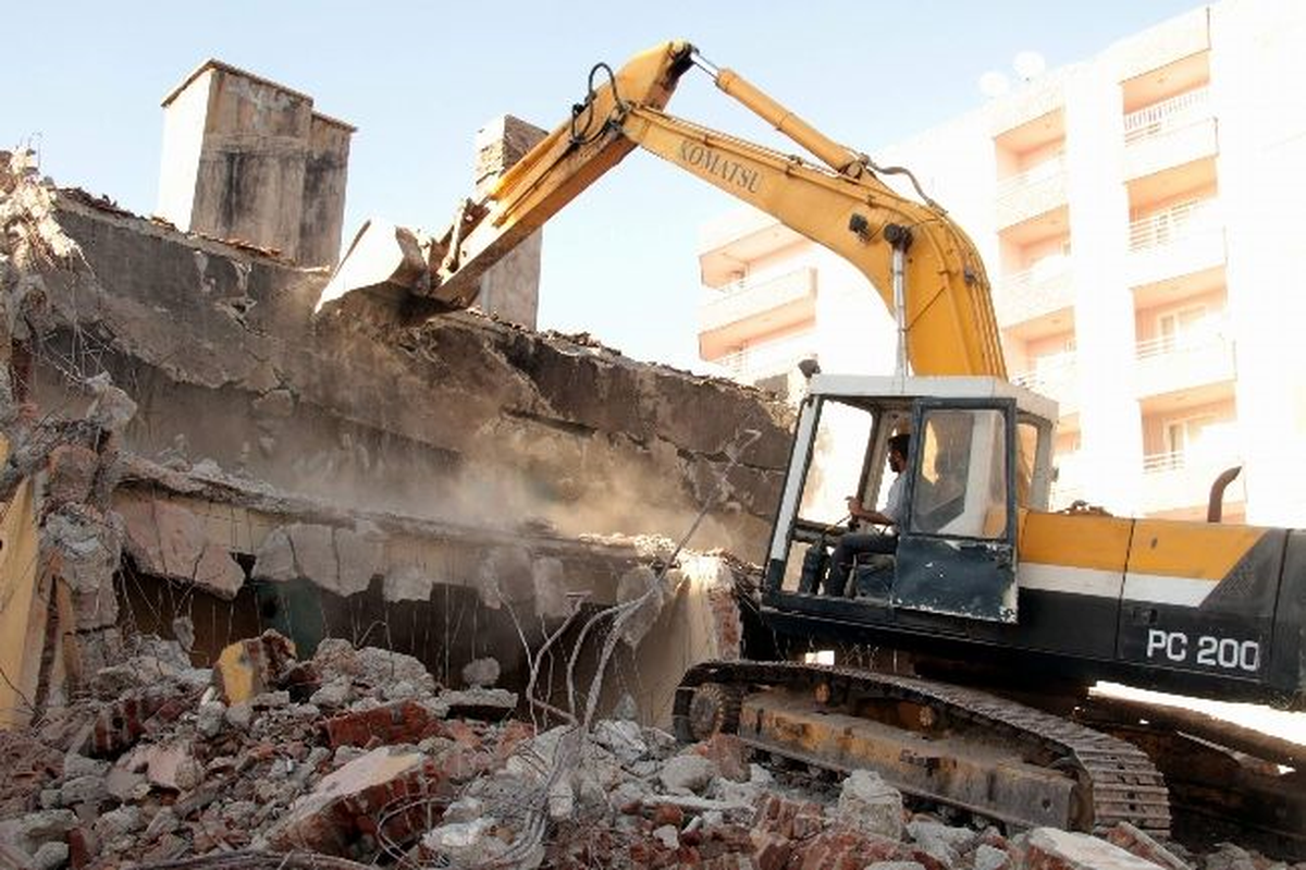 Bismil Belediyesi\'nce Harabe Binalar Yıkıldı