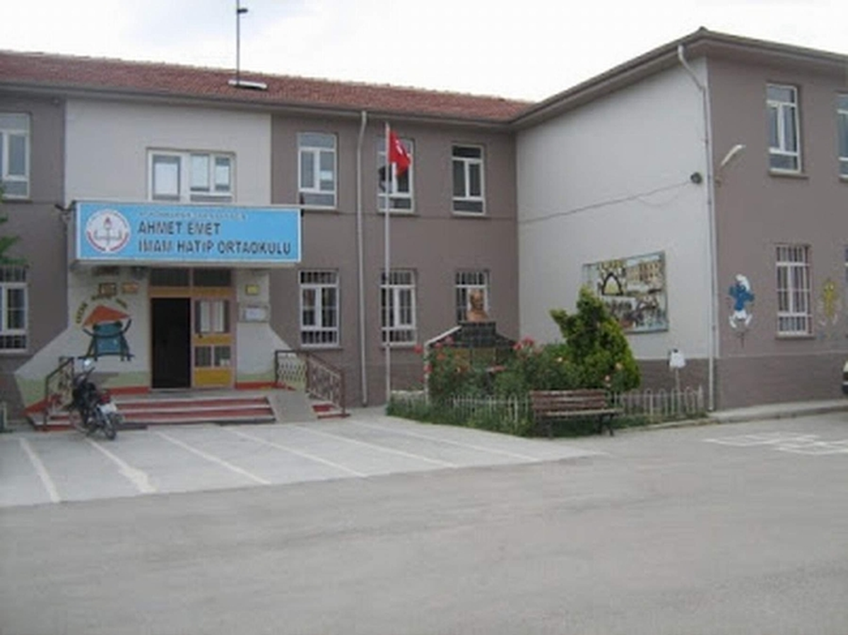 Bolvadin\'de İmam Hatip Ortaokuluna Yoğun Kayıt Başvurusu