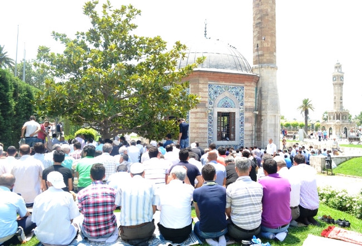 Cuma Namazı Sonrası Mursi\'ye Destek Eylemi